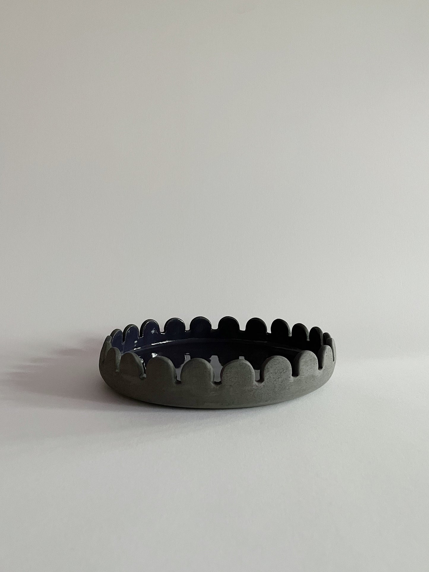 Arcs Serving Plate Aubergine Ø23