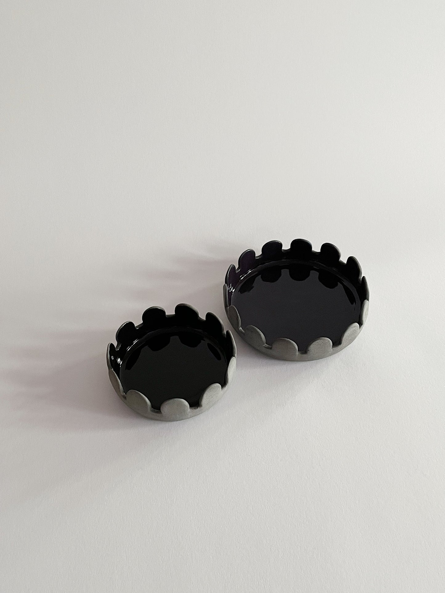 Arcs Serving Plate Aubergine Ø16