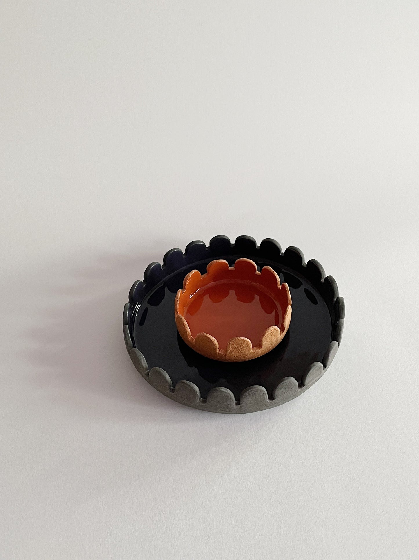 Arcs Serving Plate Aubergine Ø23