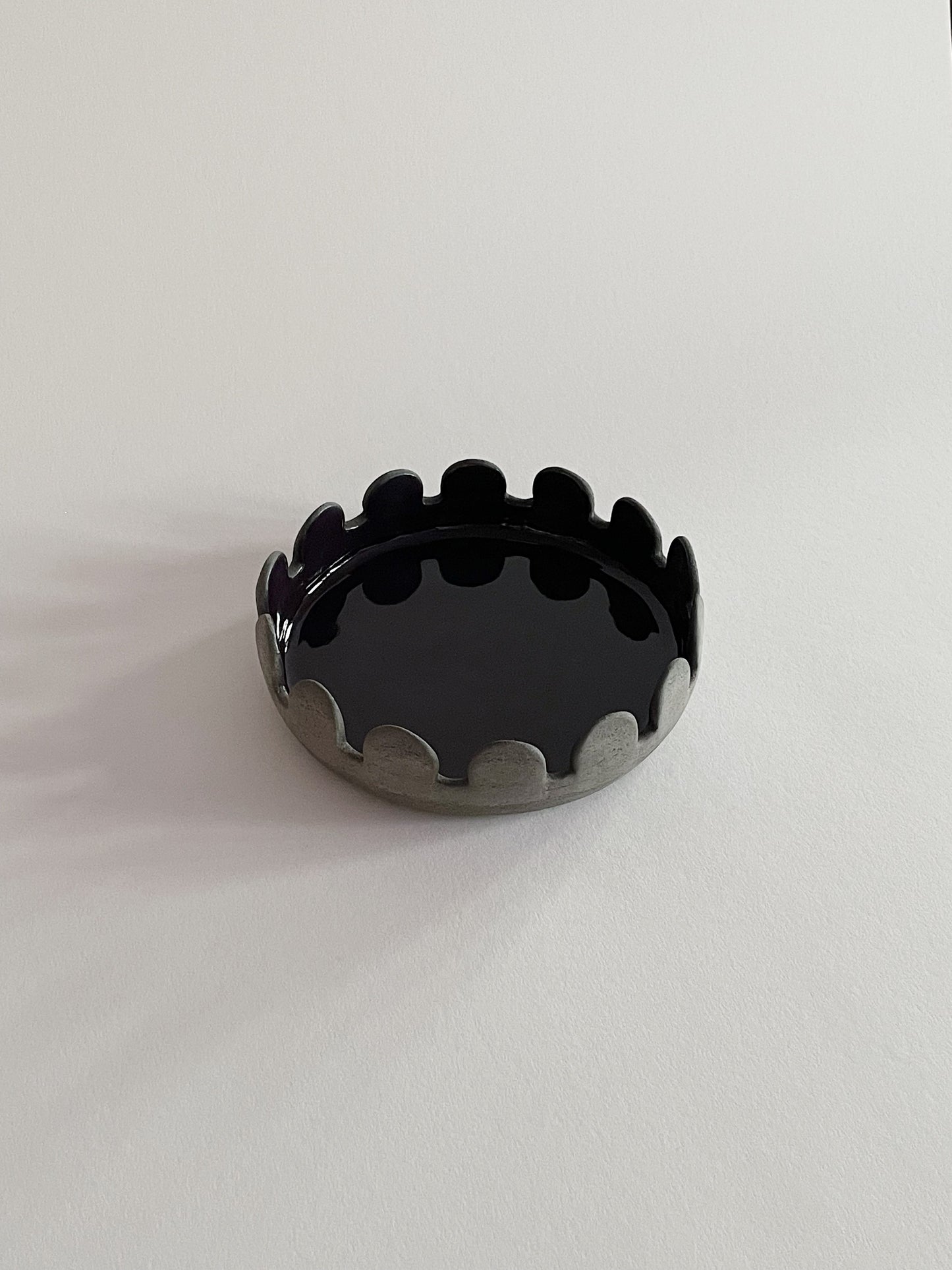 Arcs Serving Plate Aubergine Ø16