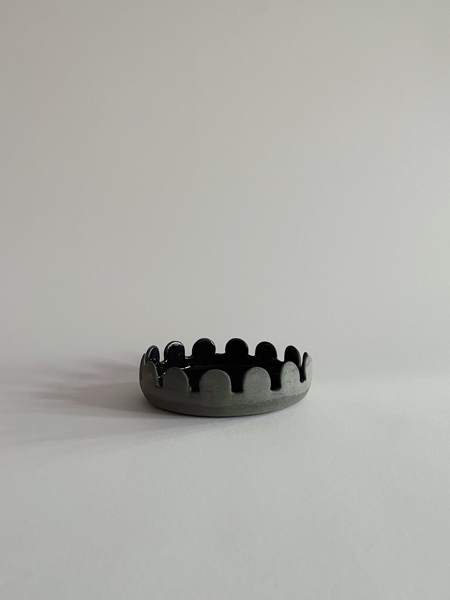 Arcs Serving Plate Aubergine Ø16