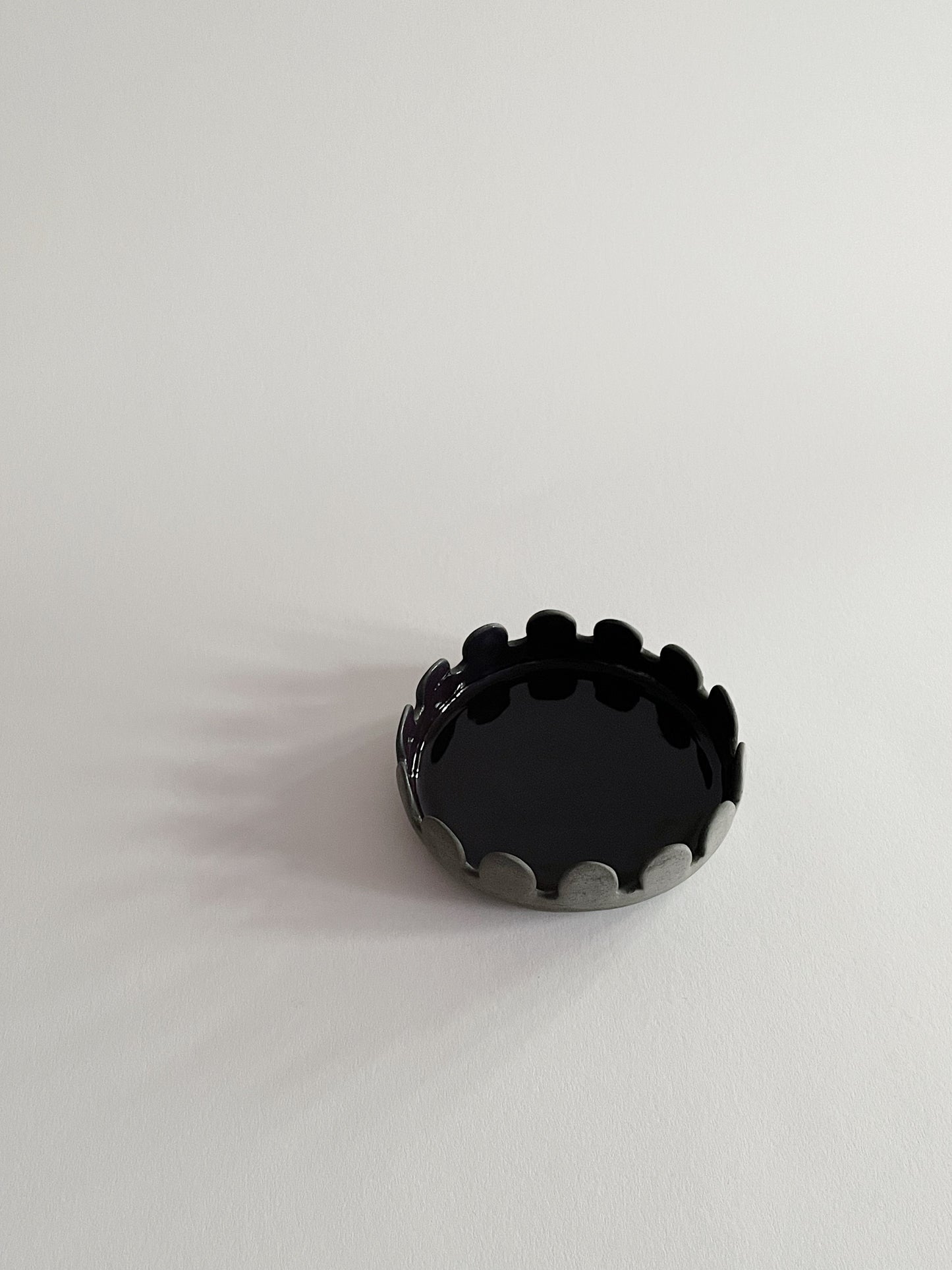 Arcs Serving Plate Aubergine Ø16
