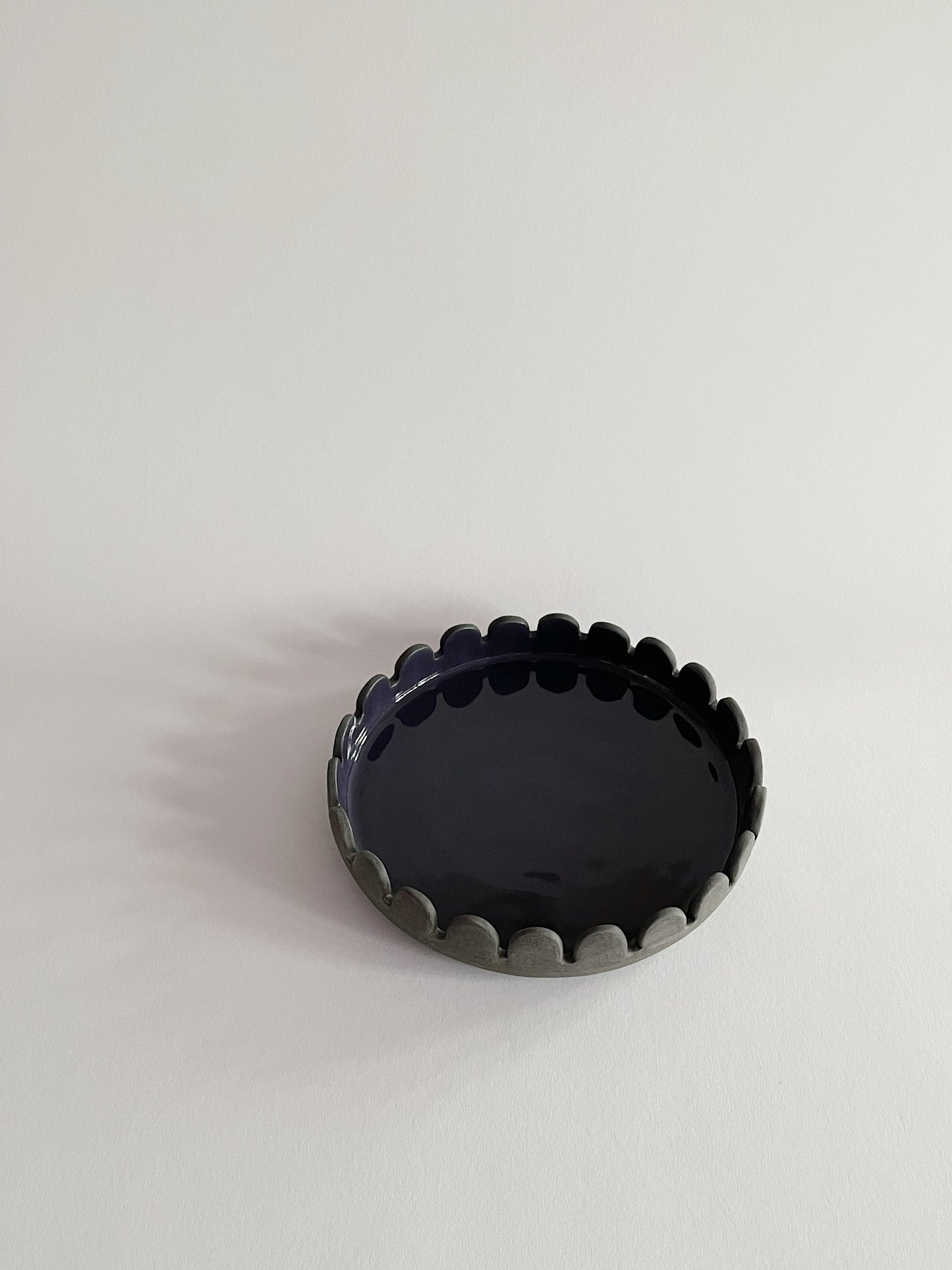 Arcs Serving Plate Aubergine Ø23