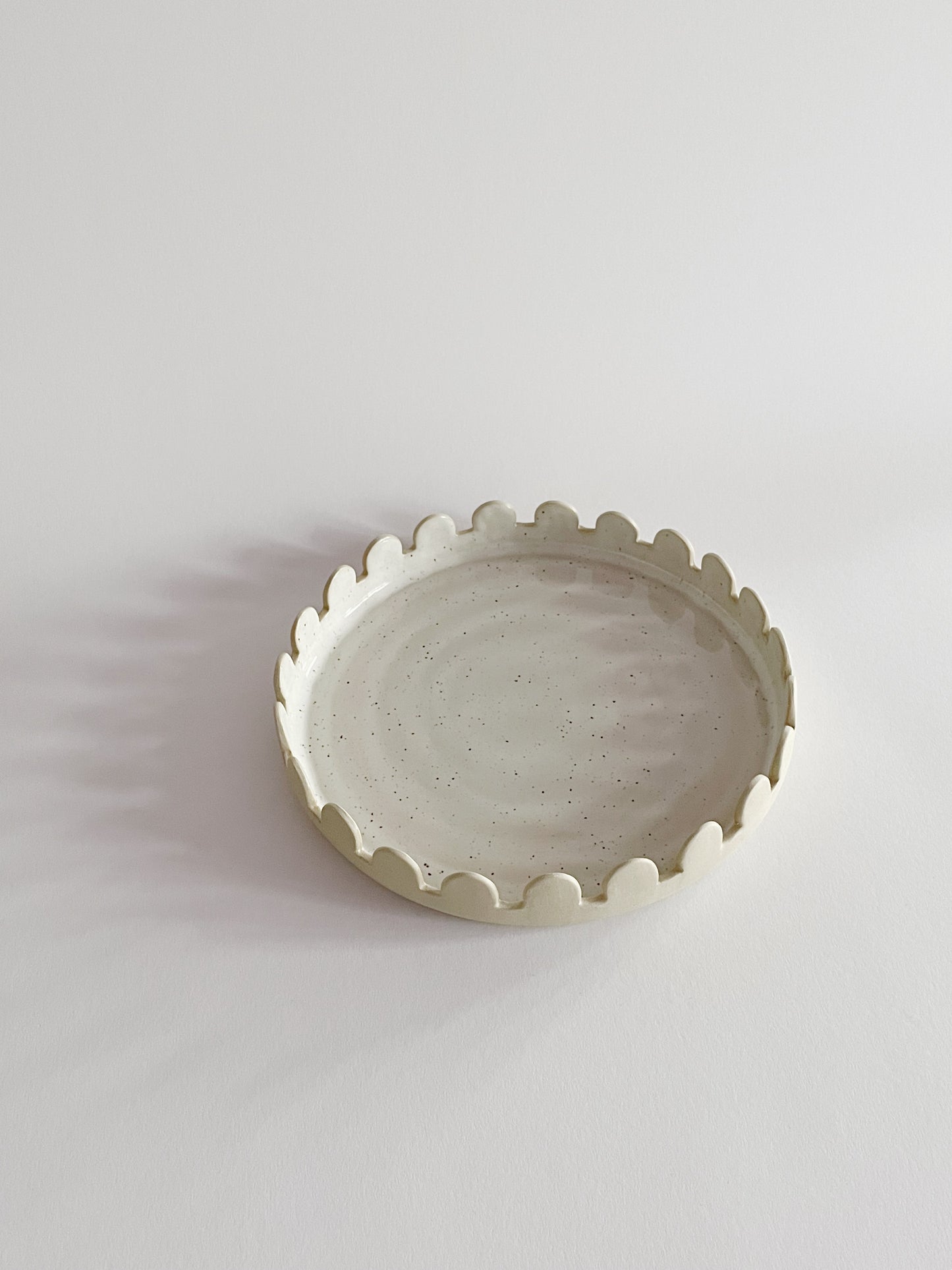 Arcs Serving Plate White Speckled Ø27